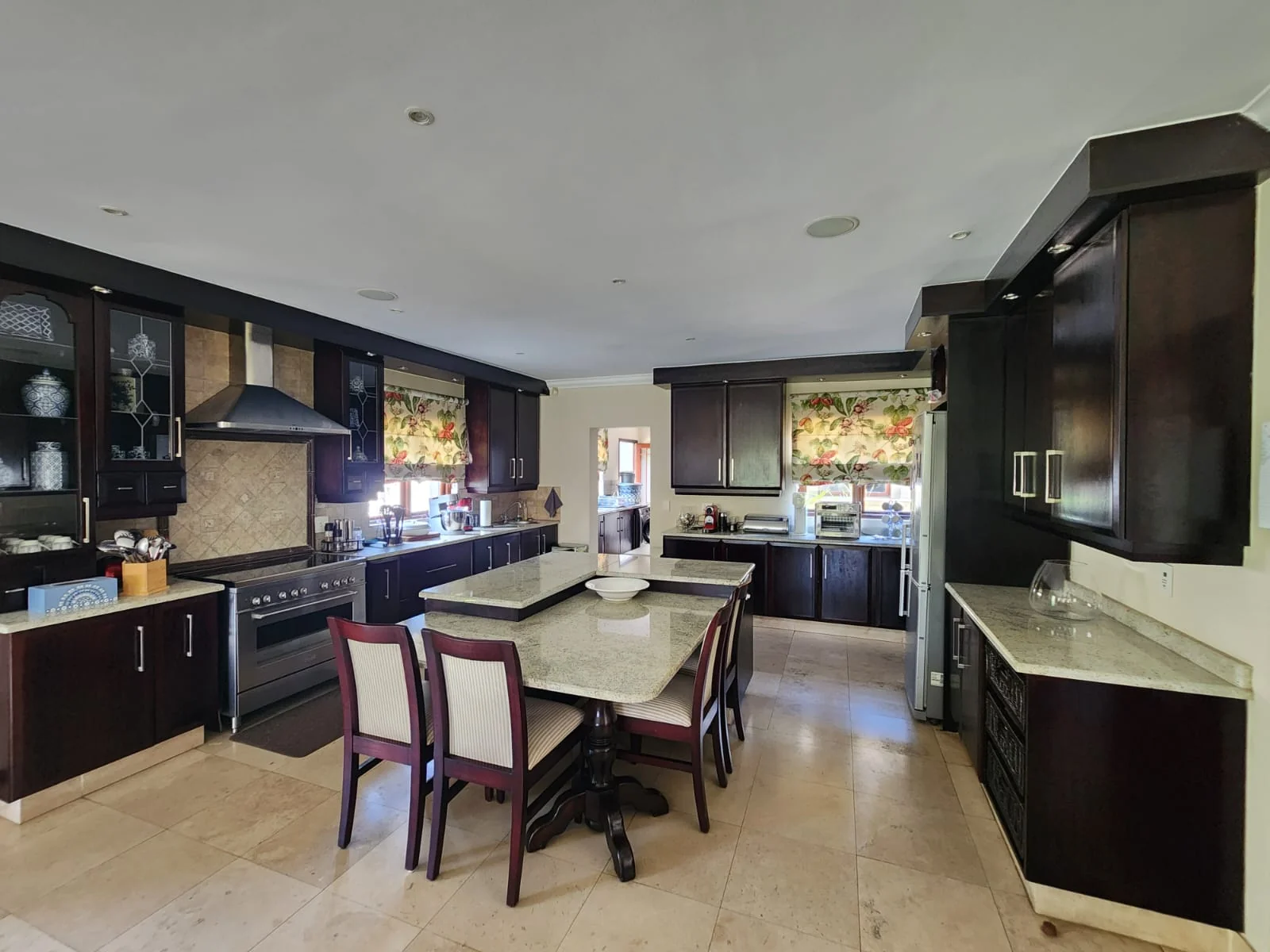 Exquisite family home for sale on the banks of the Vaal river.