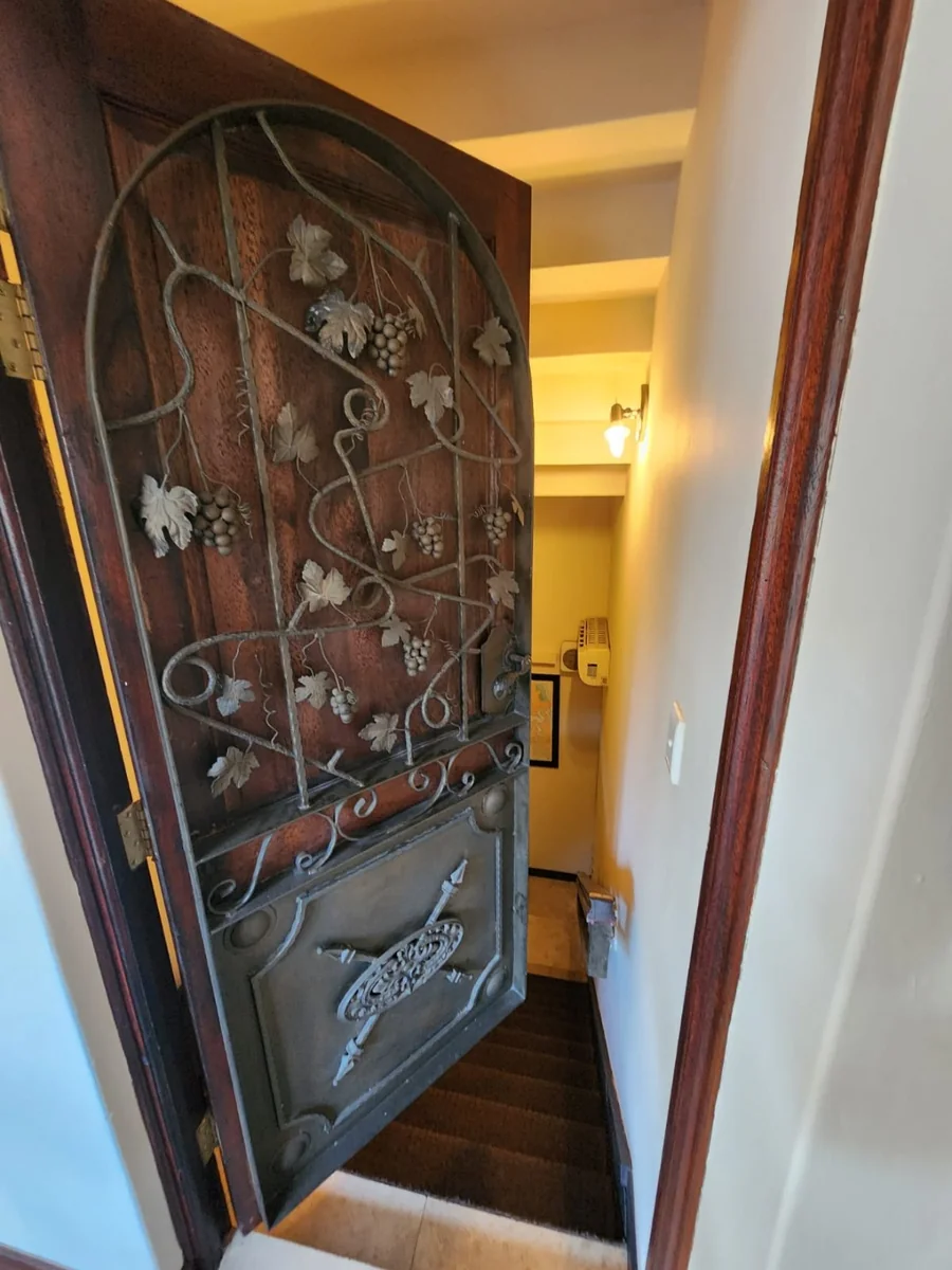 Exquisite family home for sale on the banks of the Vaal river.