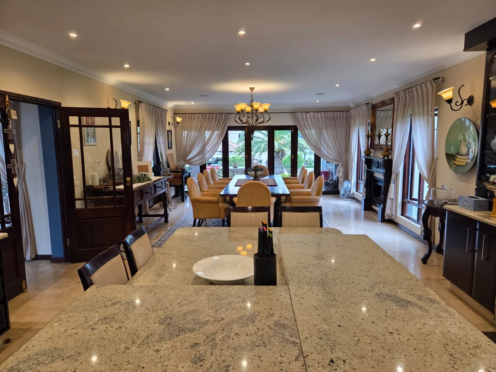 Exquisite family home for sale on the banks of the Vaal river.