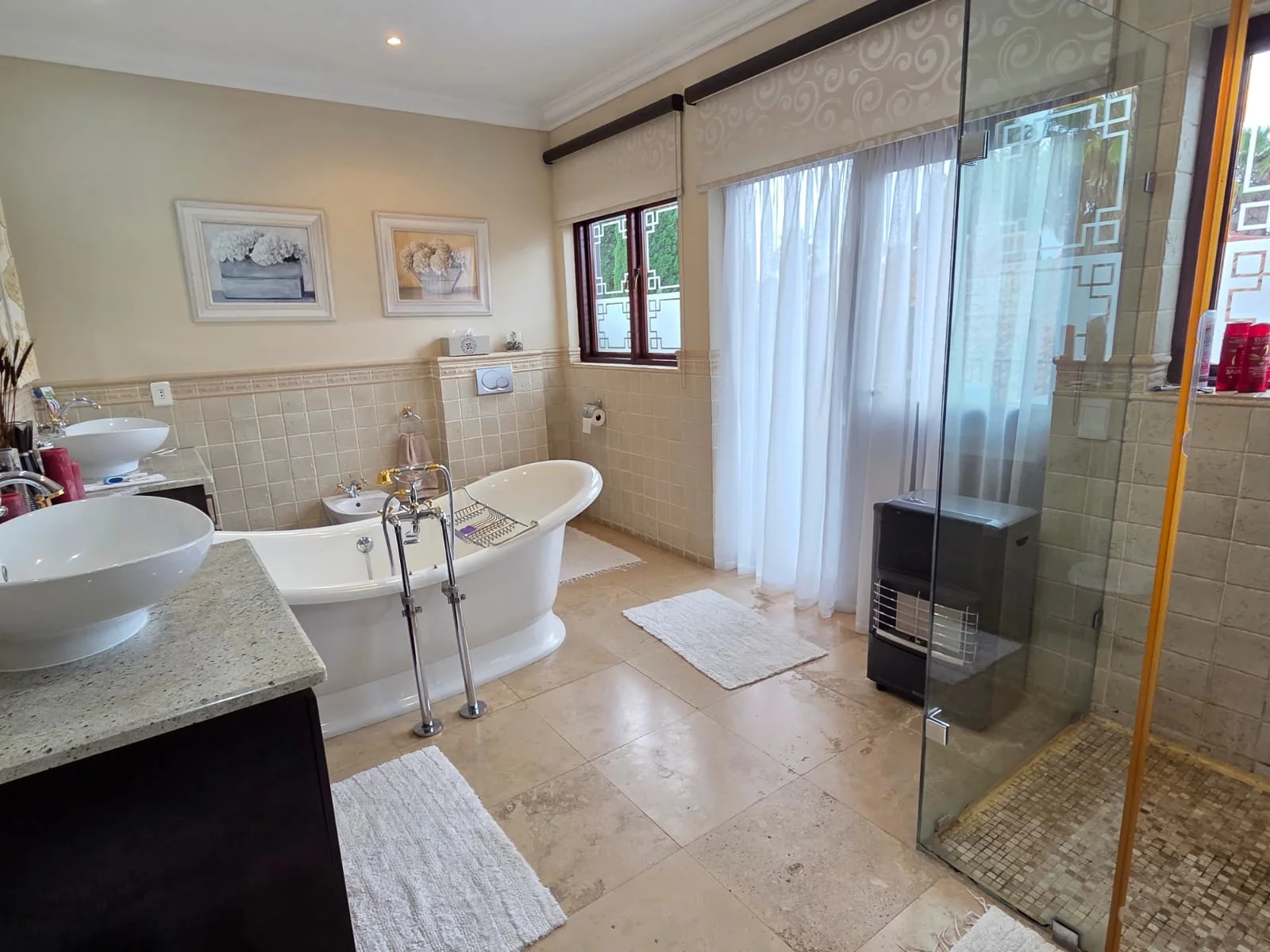 Exquisite family home for sale on the banks of the Vaal river.