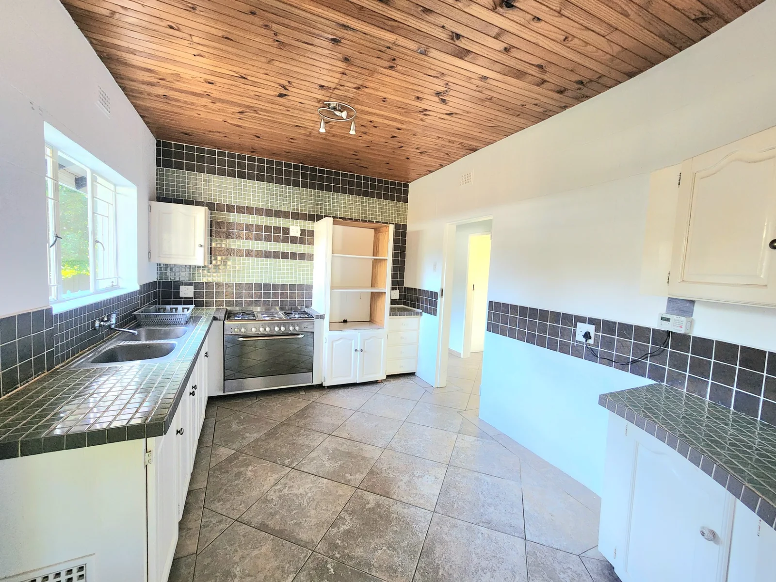 Spacious 3 Bedroom home to Rent in Farrarmere