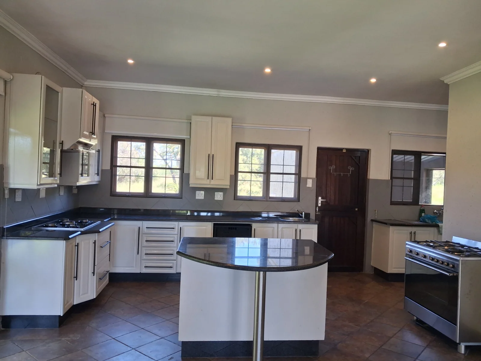 STUNNING FAMILY HOME TO LET IN LEEUWFONTEIN ESTATE!!!!!!