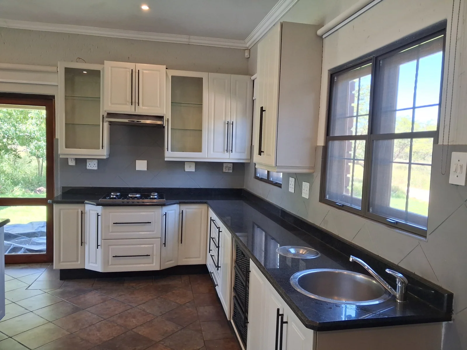 STUNNING FAMILY HOME TO LET IN LEEUWFONTEIN ESTATE!!!!!!