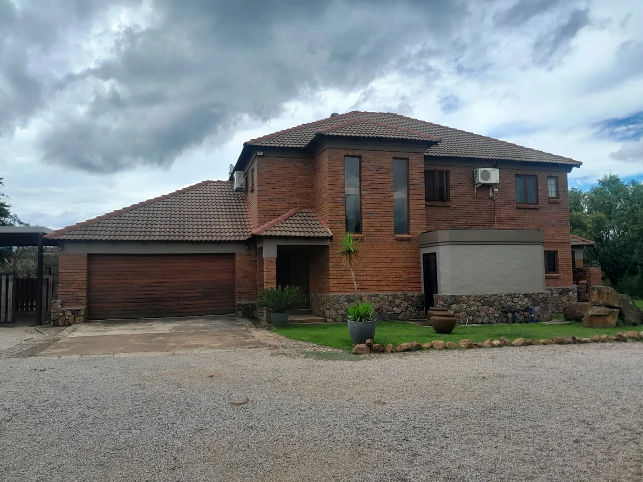 STUNNING FAMILY HOME TO LET IN LEEUWFONTEIN ESTATE!!!!!!