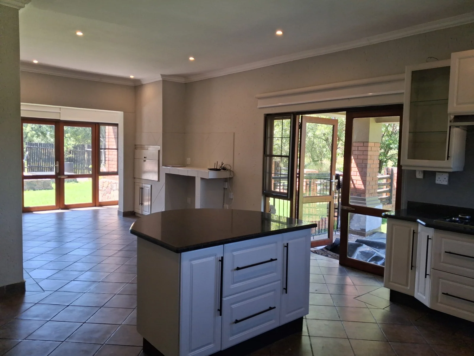 STUNNING FAMILY HOME TO LET IN LEEUWFONTEIN ESTATE!!!!!!