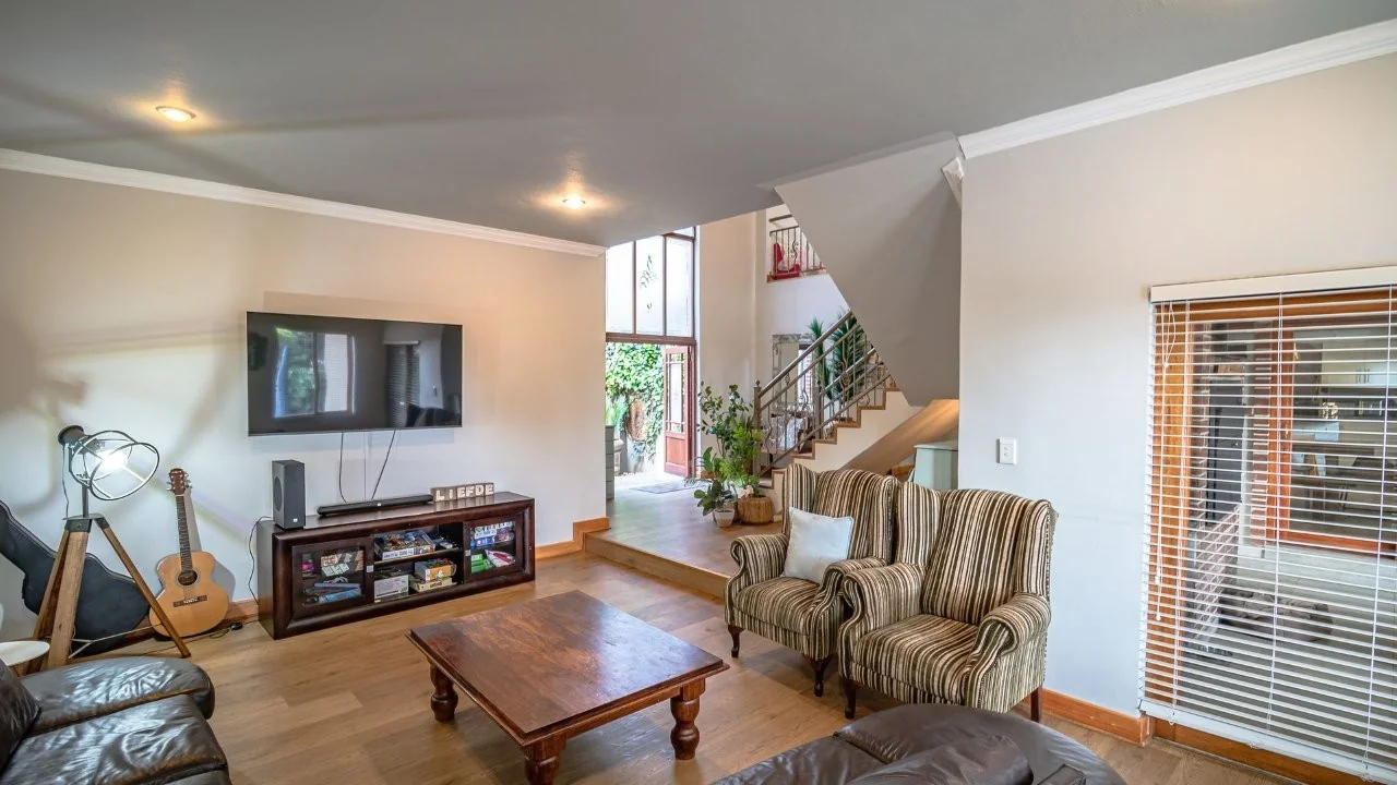 ENTERTAINMENT PLEASURE IN MIDSTREAM ESTATE.