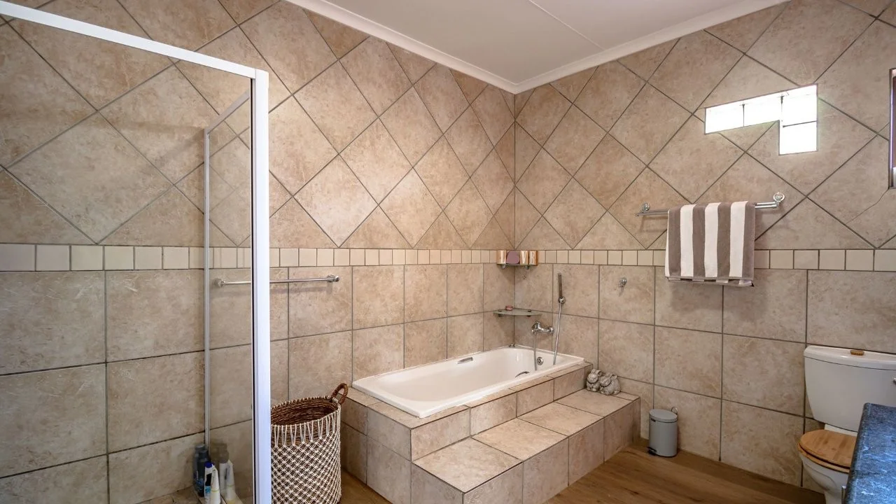 ENTERTAINMENT PLEASURE IN MIDSTREAM ESTATE.