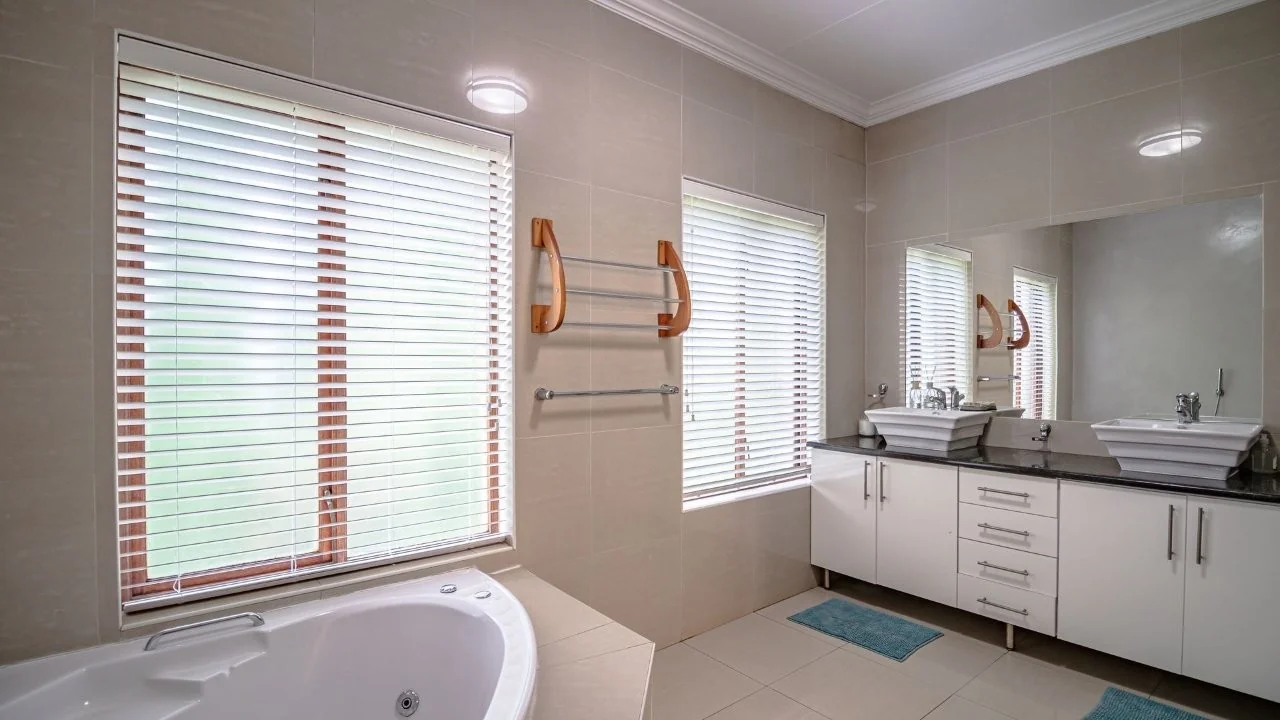 ENTERTAINMENT PLEASURE IN MIDSTREAM ESTATE.