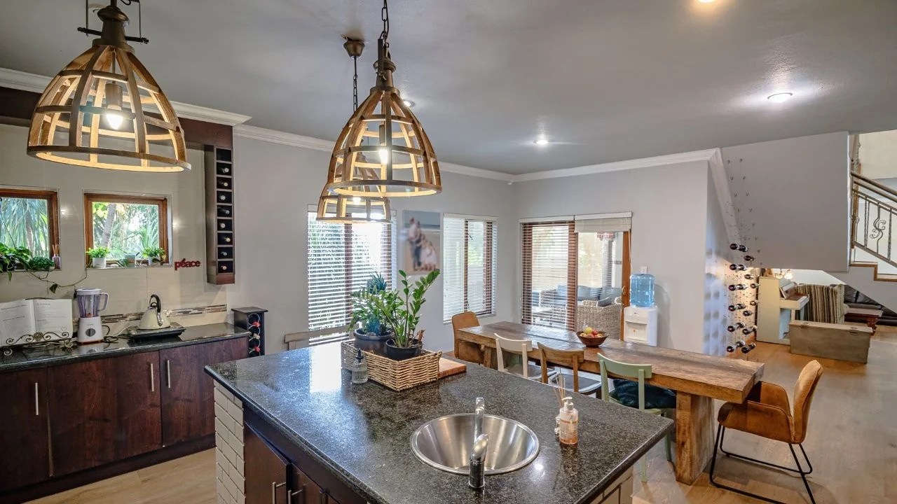 ENTERTAINMENT PLEASURE IN MIDSTREAM ESTATE.