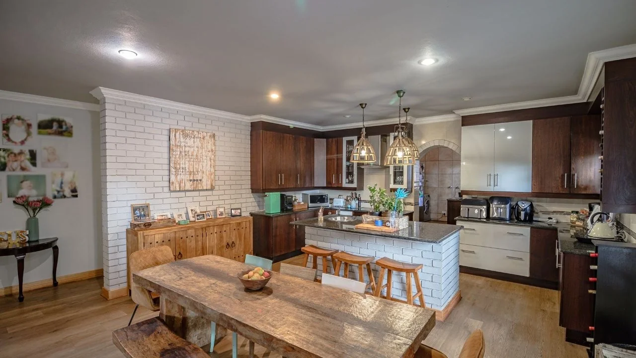 ENTERTAINMENT PLEASURE IN MIDSTREAM ESTATE.