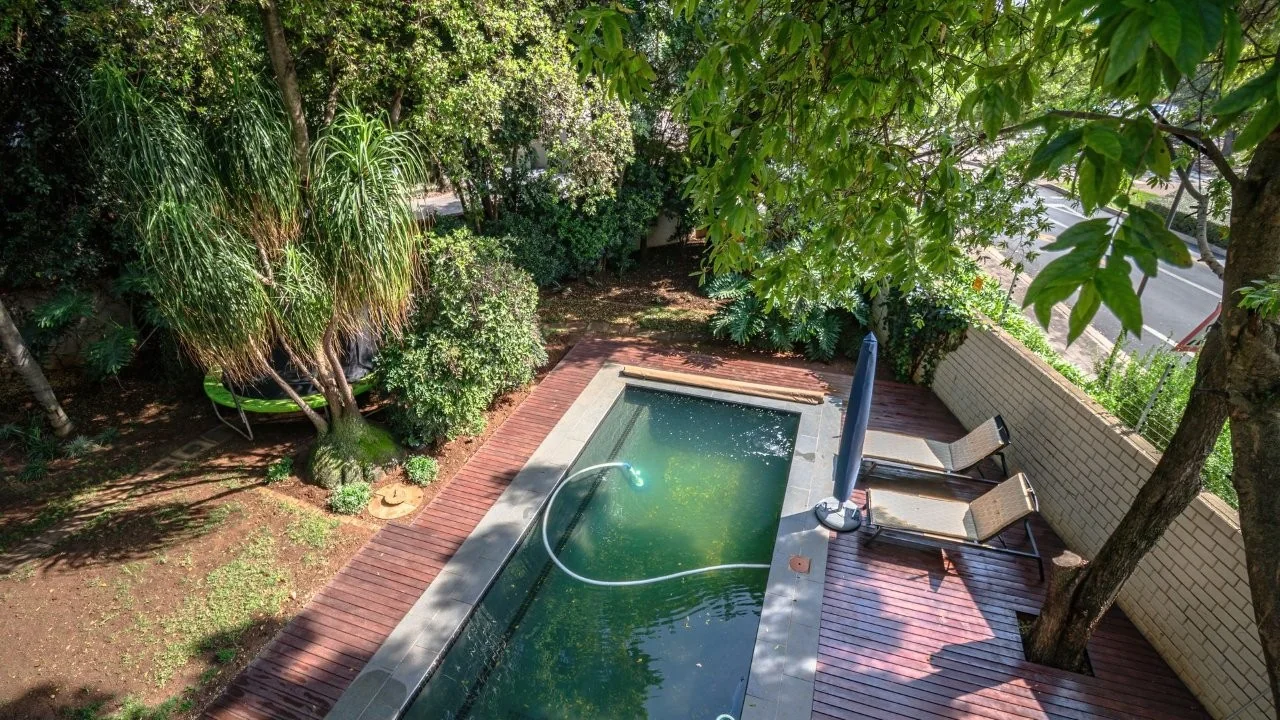 ENTERTAINMENT PLEASURE IN MIDSTREAM ESTATE.