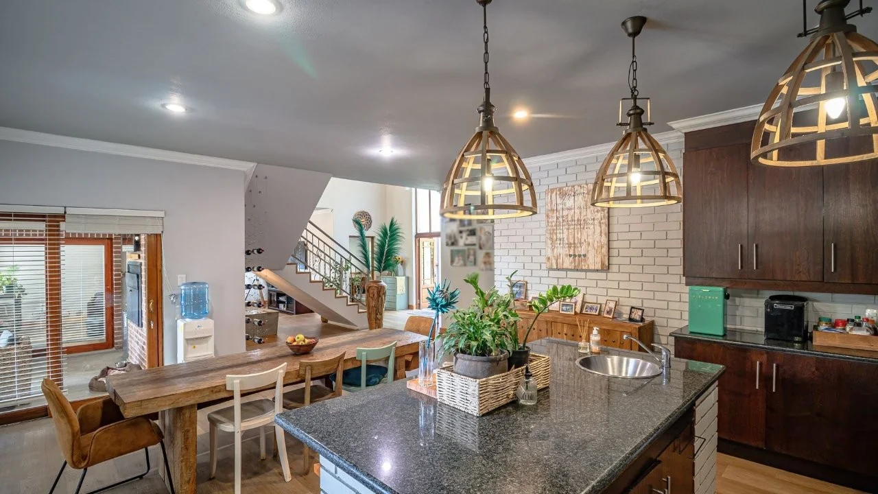 ENTERTAINMENT PLEASURE IN MIDSTREAM ESTATE.