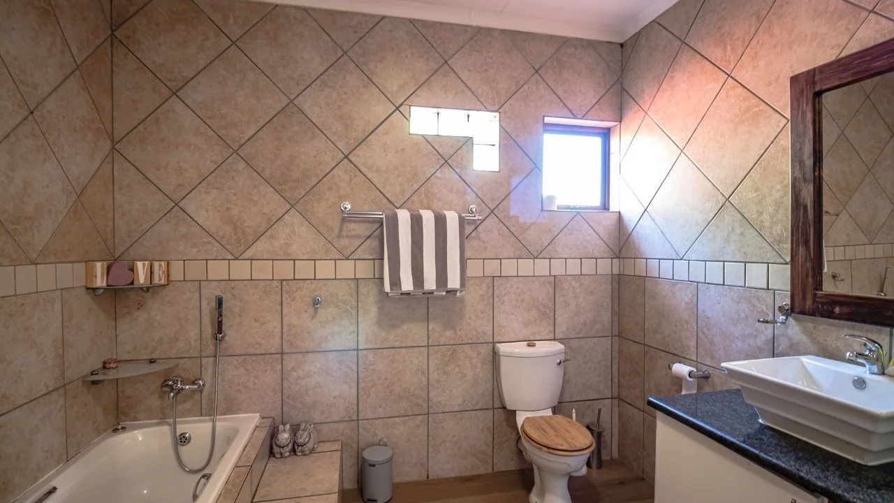 ENTERTAINMENT PLEASURE IN MIDSTREAM ESTATE.