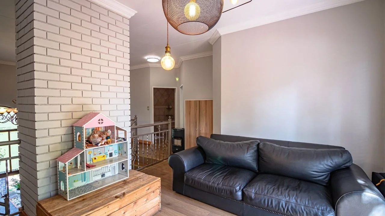 ENTERTAINMENT PLEASURE IN MIDSTREAM ESTATE.