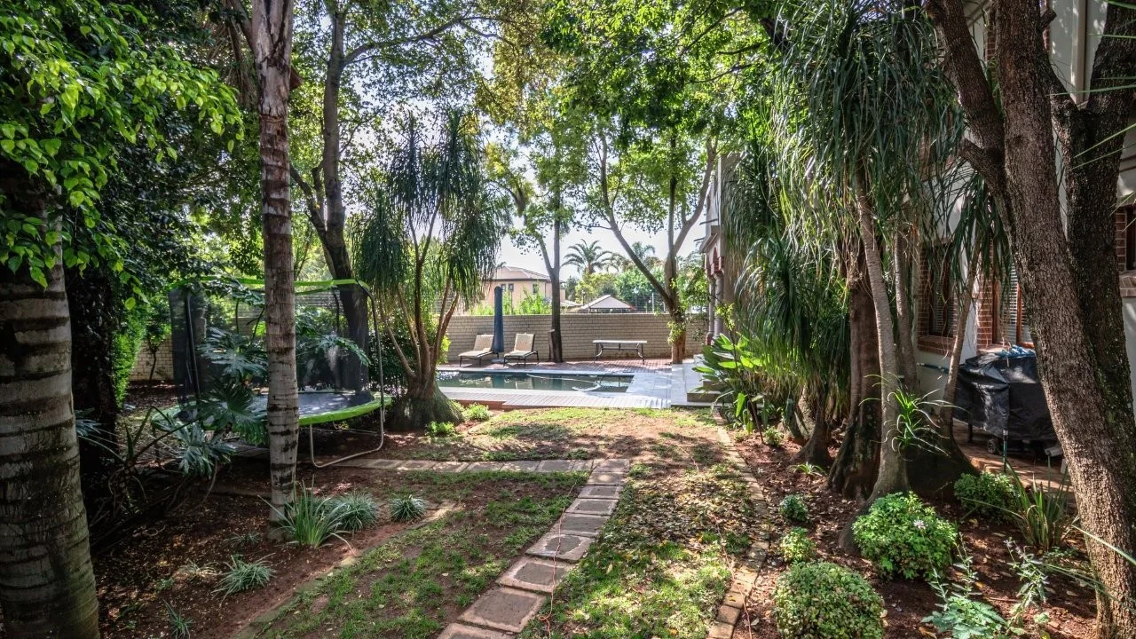 ENTERTAINMENT PLEASURE IN MIDSTREAM ESTATE.