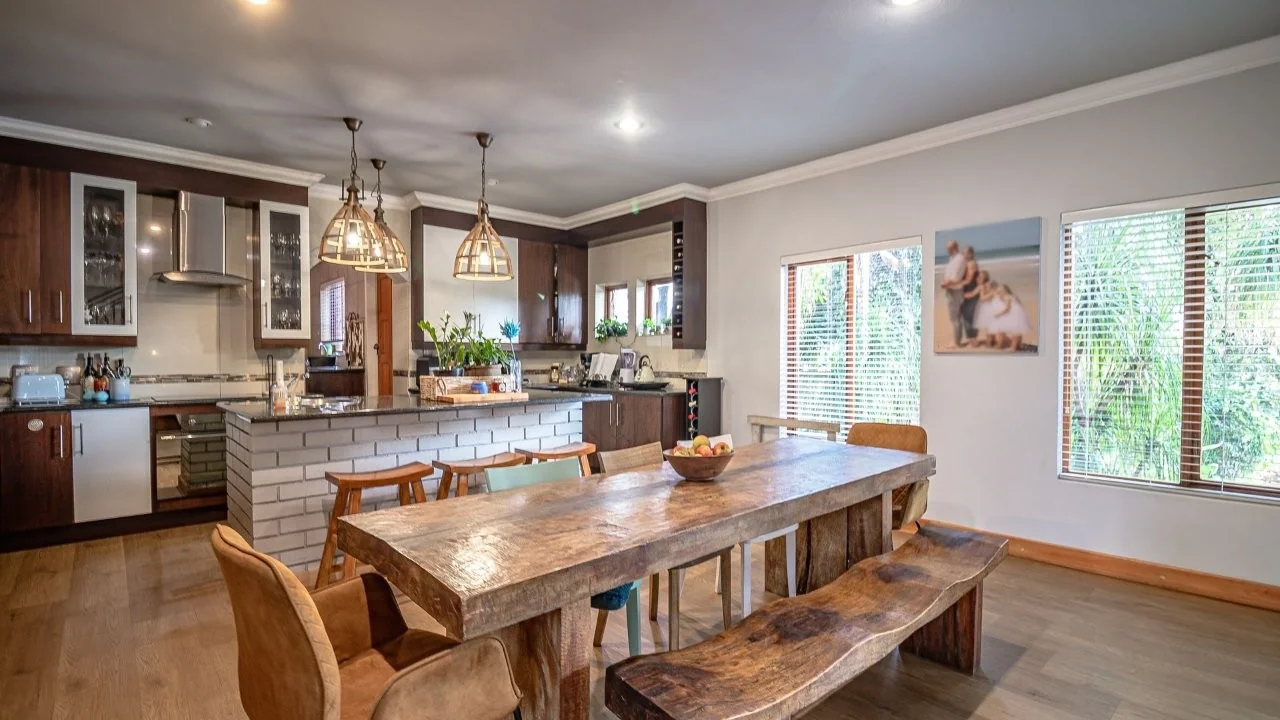 ENTERTAINMENT PLEASURE IN MIDSTREAM ESTATE.