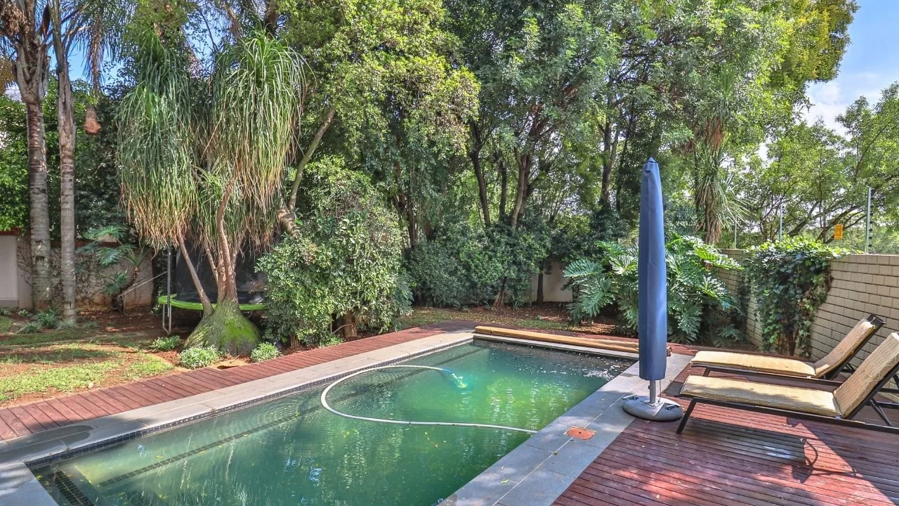 ENTERTAINMENT PLEASURE IN MIDSTREAM ESTATE.