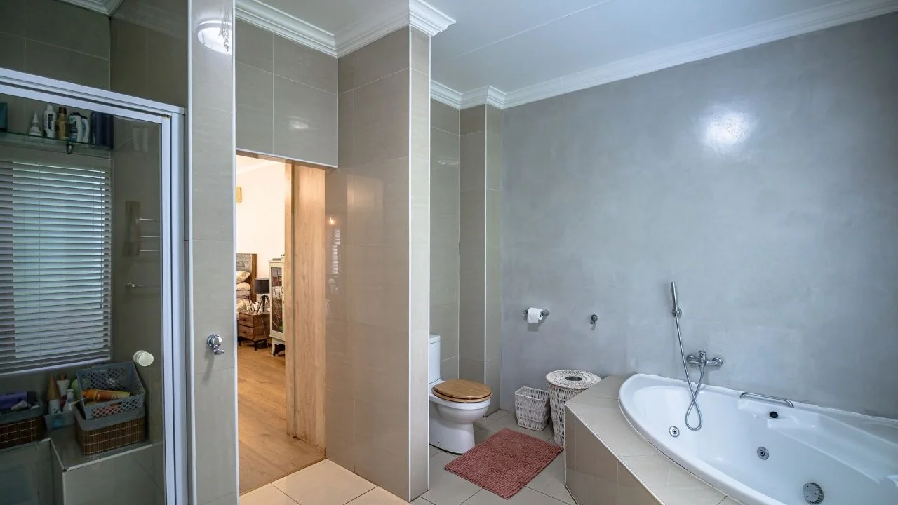 ENTERTAINMENT PLEASURE IN MIDSTREAM ESTATE.