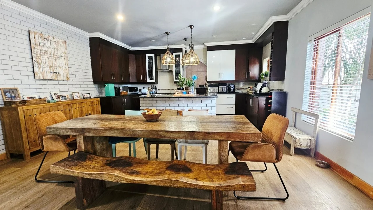 ENTERTAINMENT PLEASURE IN MIDSTREAM ESTATE.