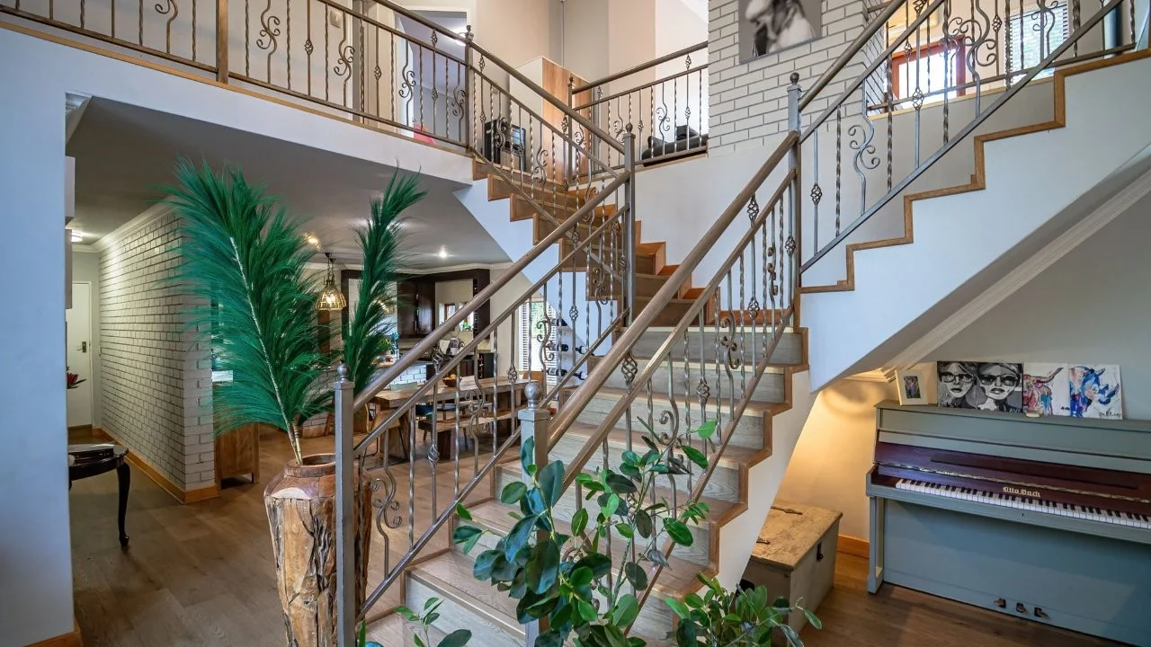 ENTERTAINMENT PLEASURE IN MIDSTREAM ESTATE.