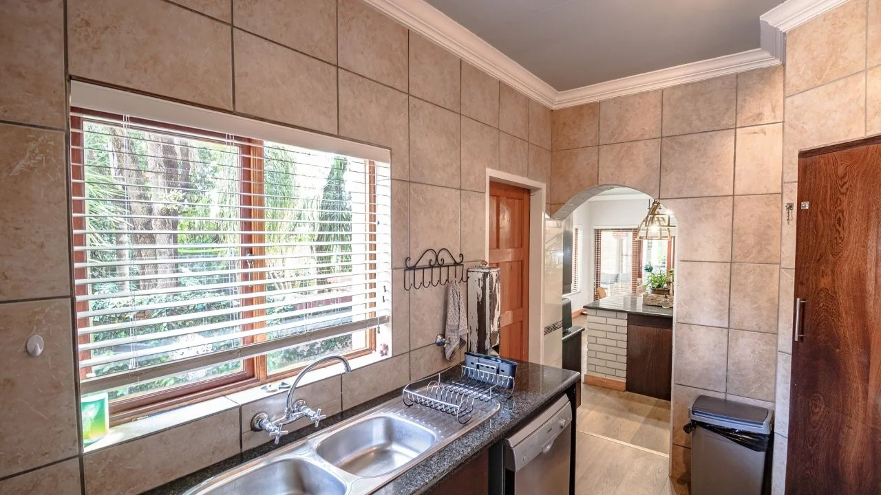 ENTERTAINMENT PLEASURE IN MIDSTREAM ESTATE.