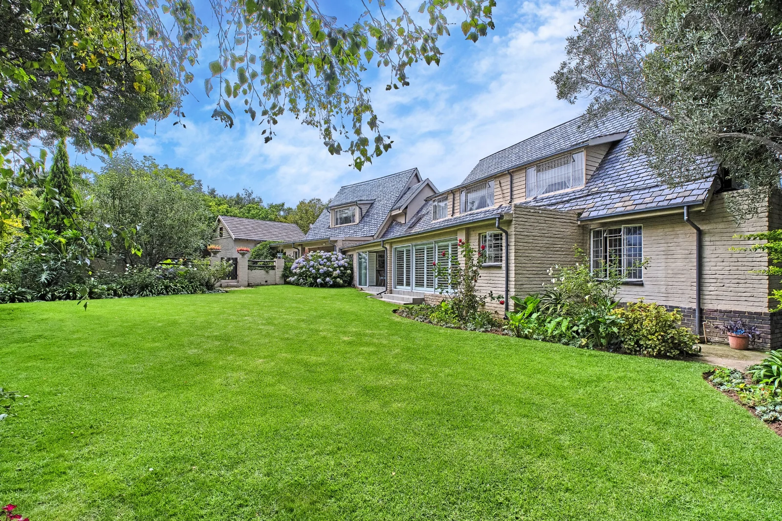 5-Bedroom, 5 Bath Home with Cottage, Pool & Business Rights – Endless Potential in Radiokop