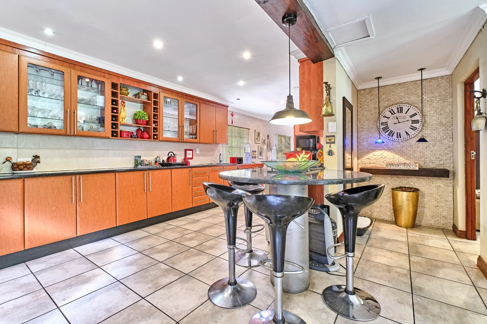 5-Bedroom, 5 Bath Home with Cottage, Pool & Business Rights – Endless Potential in Radiokop