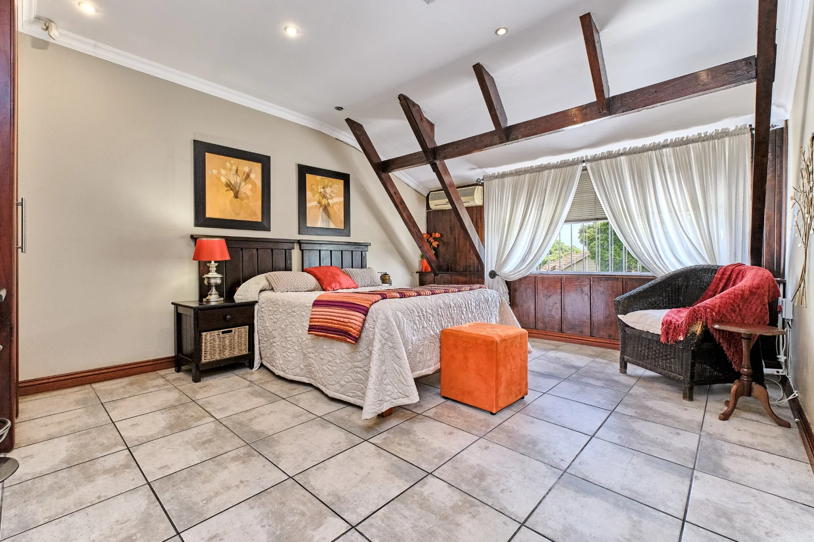 5-Bedroom, 5 Bath Home with Cottage, Pool & Business Rights – Endless Potential in Radiokop