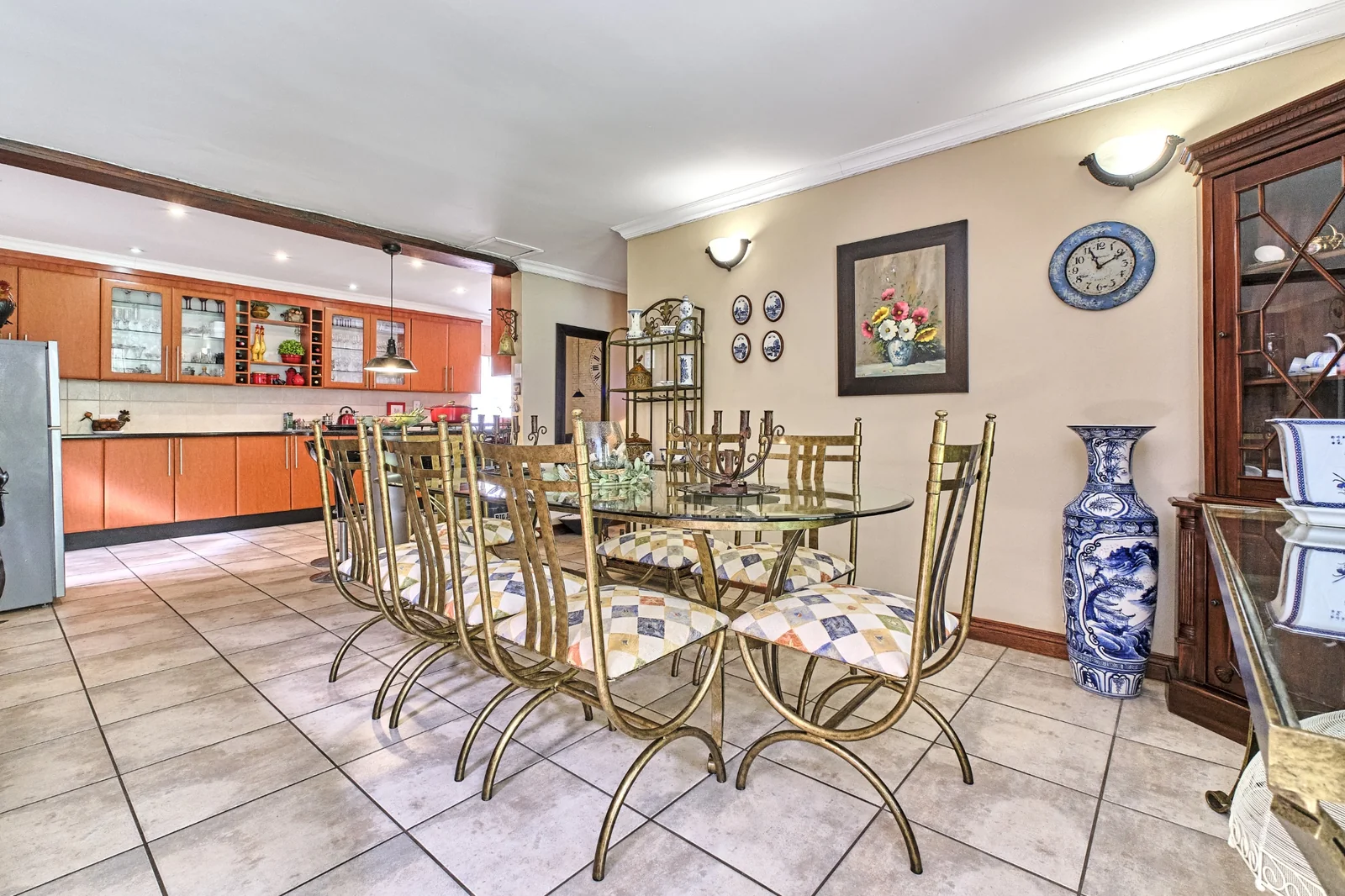 5-Bedroom, 5 Bath Home with Cottage, Pool & Business Rights – Endless Potential in Radiokop