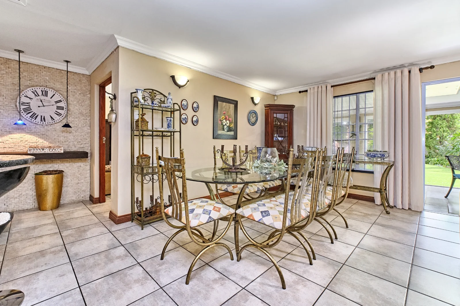 5-Bedroom, 5 Bath Home with Cottage, Pool & Business Rights – Endless Potential in Radiokop