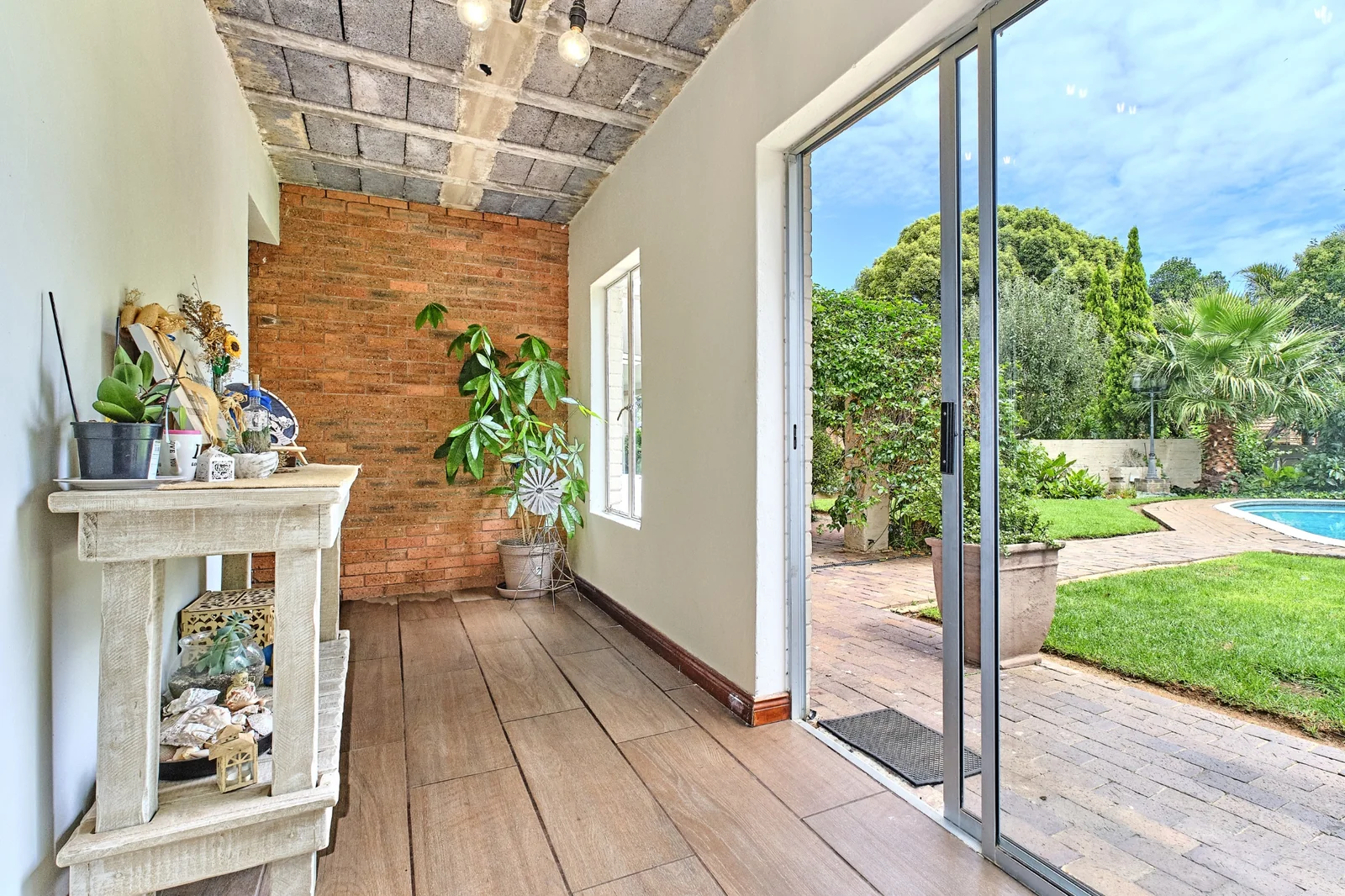 5-Bedroom, 5 Bath Home with Cottage, Pool & Business Rights – Endless Potential in Radiokop