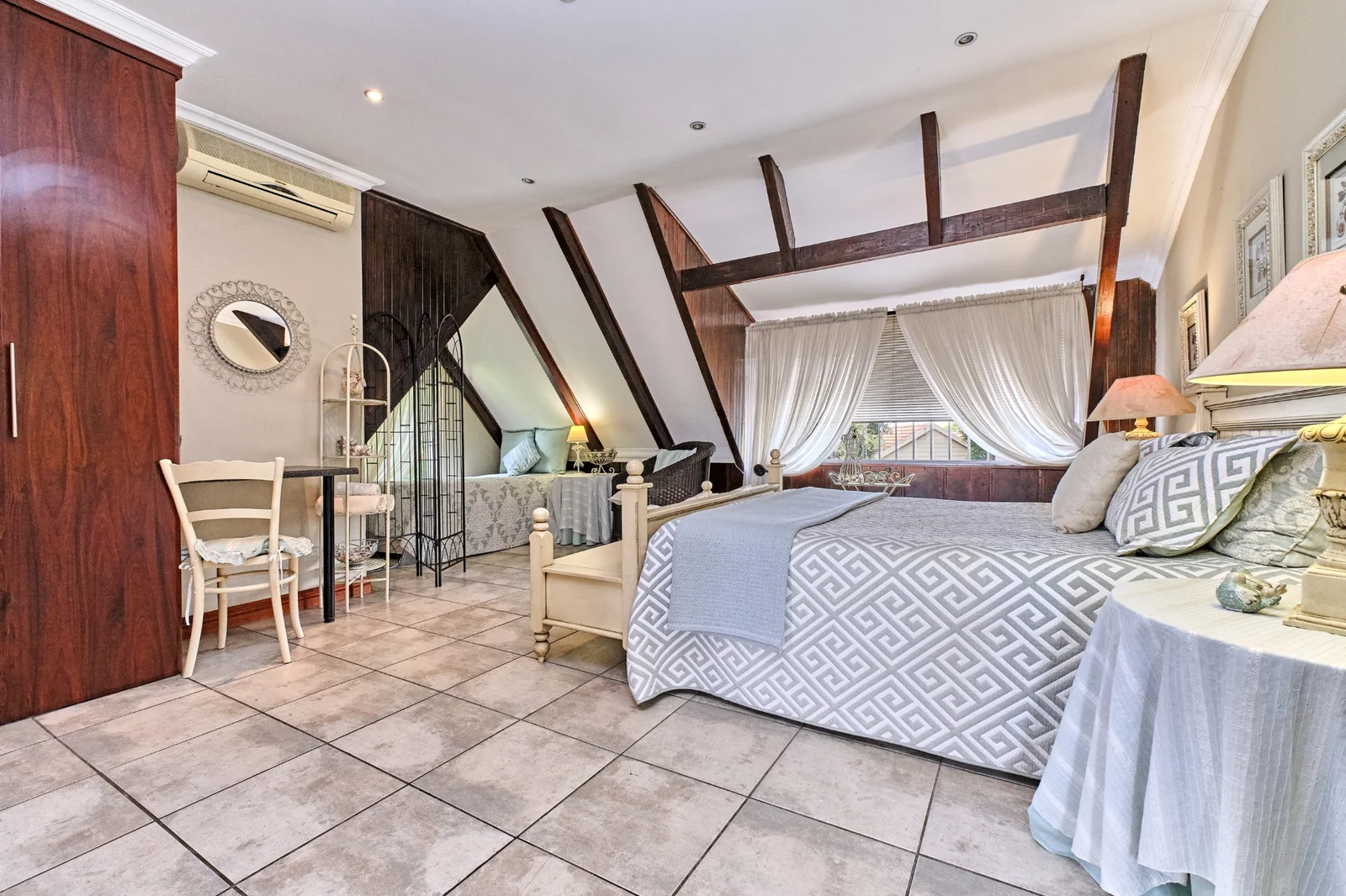 5-Bedroom, 5 Bath Home with Cottage, Pool & Business Rights – Endless Potential in Radiokop