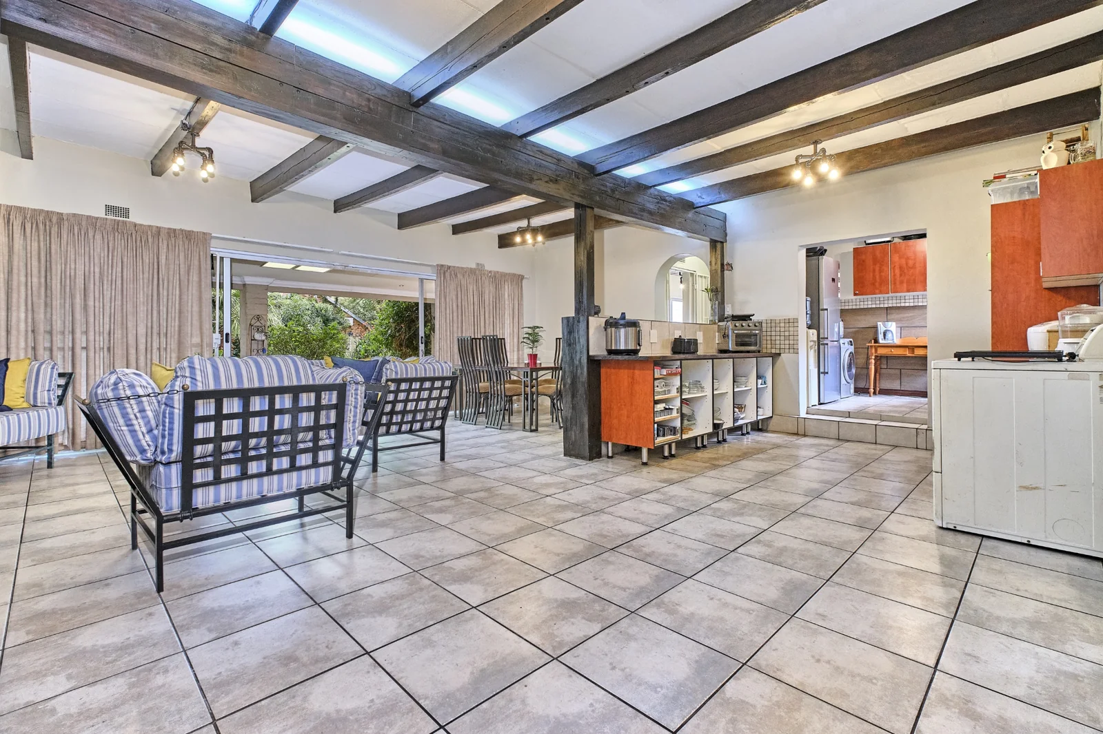 5-Bedroom, 5 Bath Home with Cottage, Pool & Business Rights – Endless Potential in Radiokop