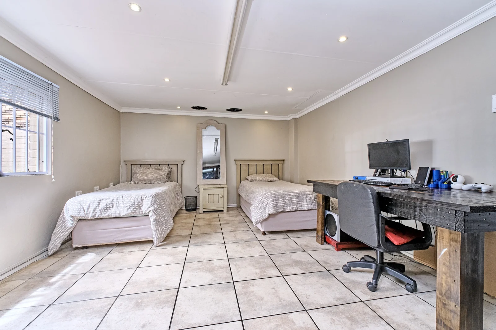 5-Bedroom, 5 Bath Home with Cottage, Pool & Business Rights – Endless Potential in Radiokop