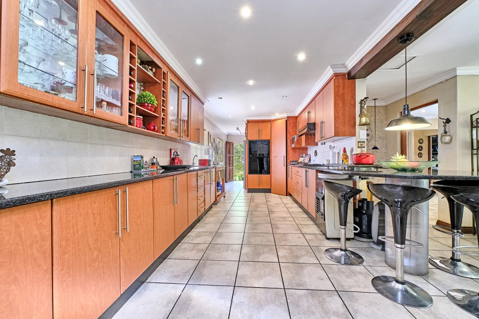 5-Bedroom, 5 Bath Home with Cottage, Pool & Business Rights – Endless Potential in Radiokop