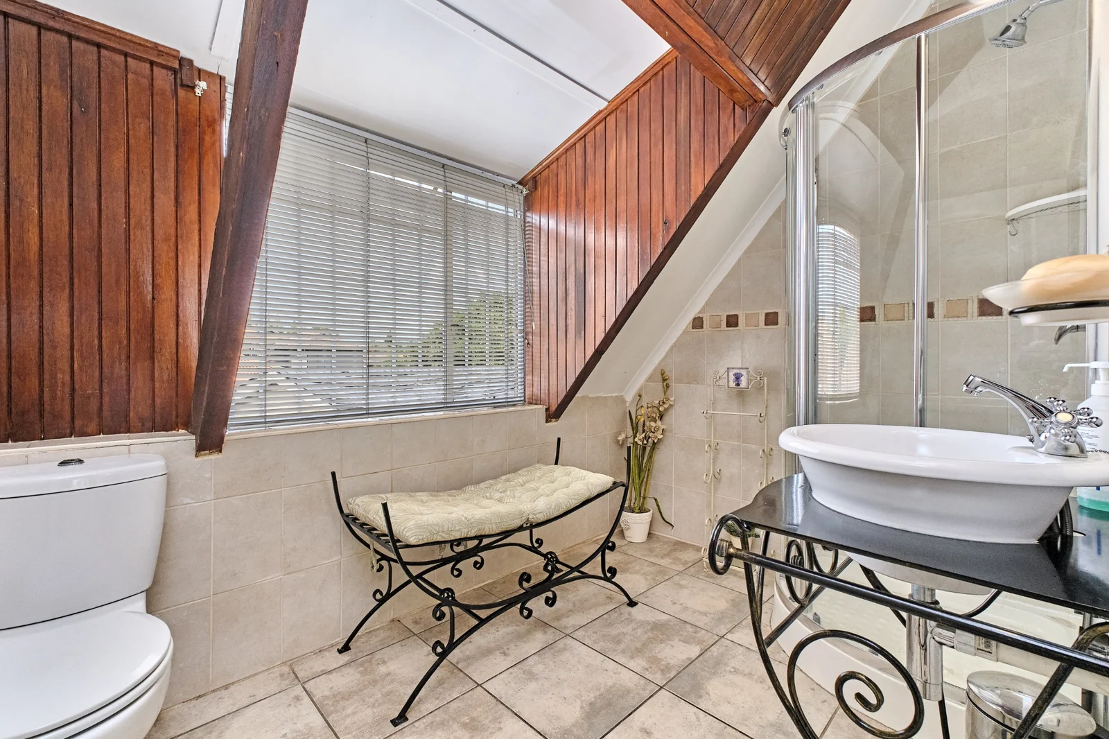 5-Bedroom, 5 Bath Home with Cottage, Pool & Business Rights – Endless Potential in Radiokop