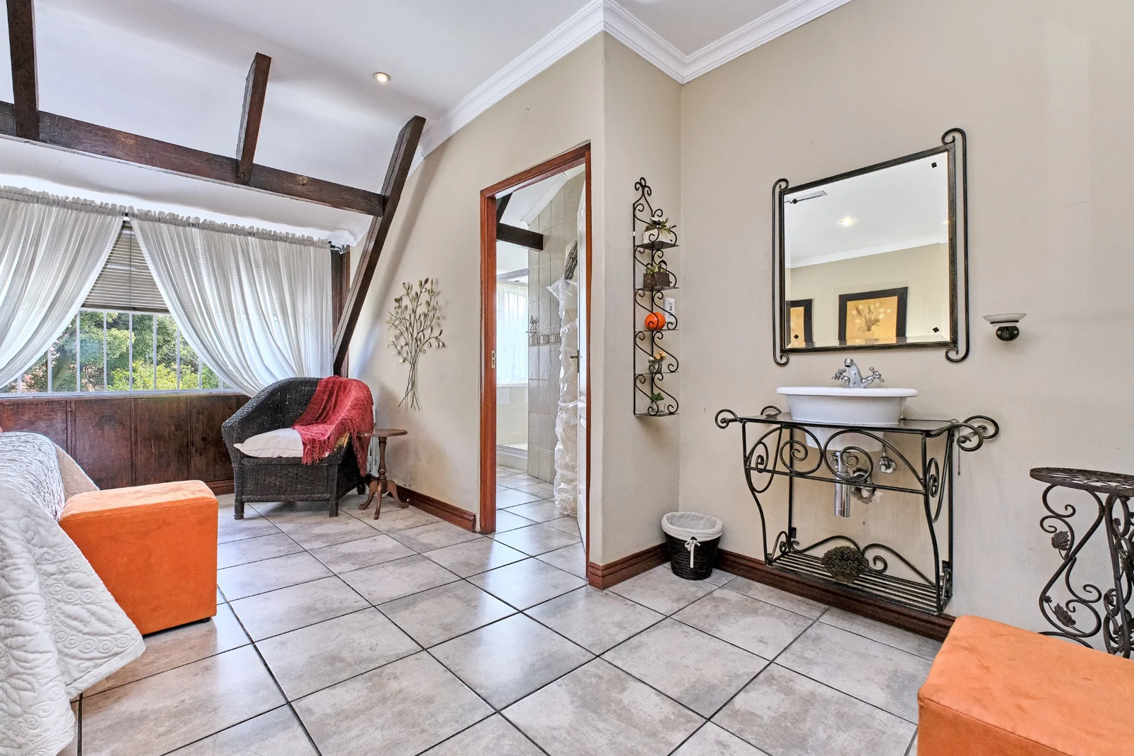 5-Bedroom, 5 Bath Home with Cottage, Pool & Business Rights – Endless Potential in Radiokop