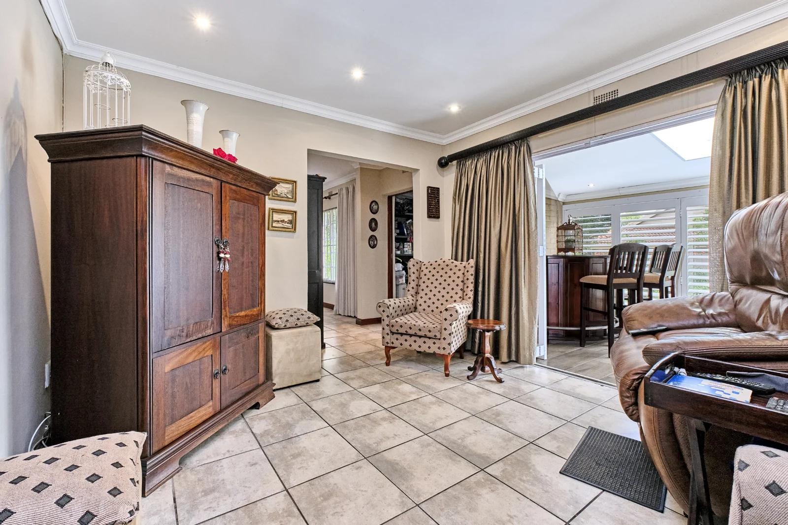 5-Bedroom, 5 Bath Home with Cottage, Pool & Business Rights – Endless Potential in Radiokop