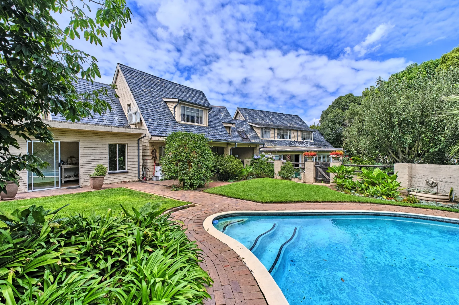 5-Bedroom, 5 Bath Home with Cottage, Pool & Business Rights – Endless Potential in Radiokop