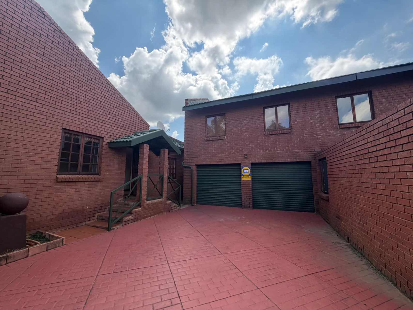 NEW LISTING ...... DUET WITH POTENTIAL TO WORK FROM HOME!