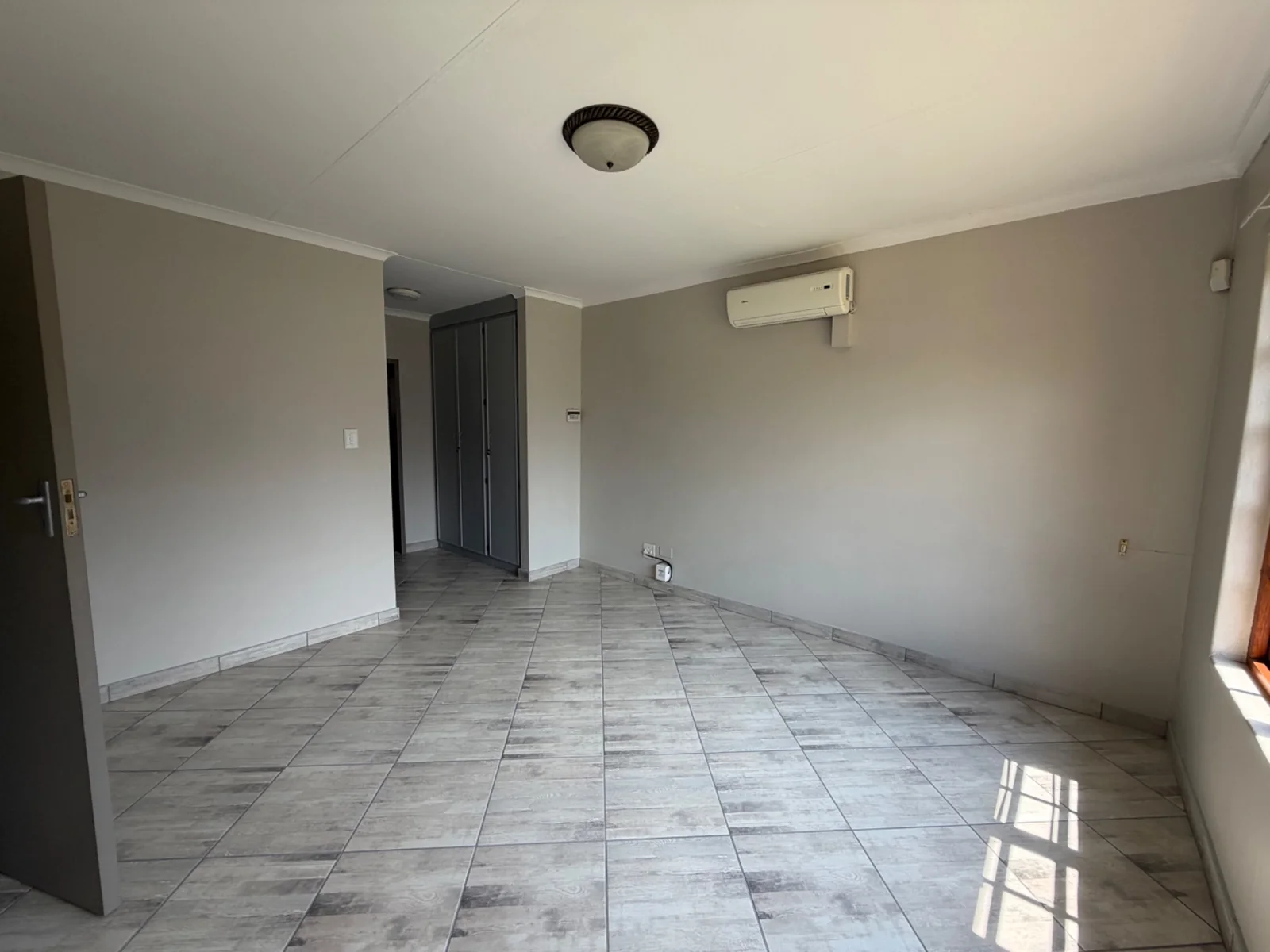 NEW LISTING ...... DUET WITH POTENTIAL TO WORK FROM HOME!