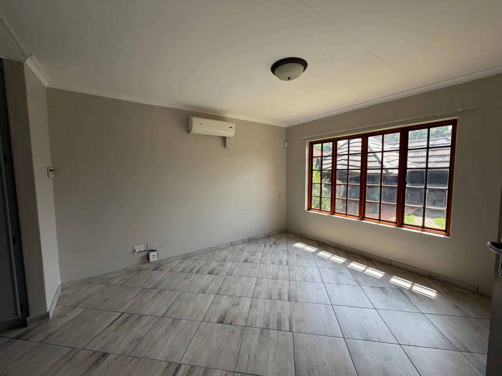 NEW LISTING ...... DUET WITH POTENTIAL TO WORK FROM HOME!