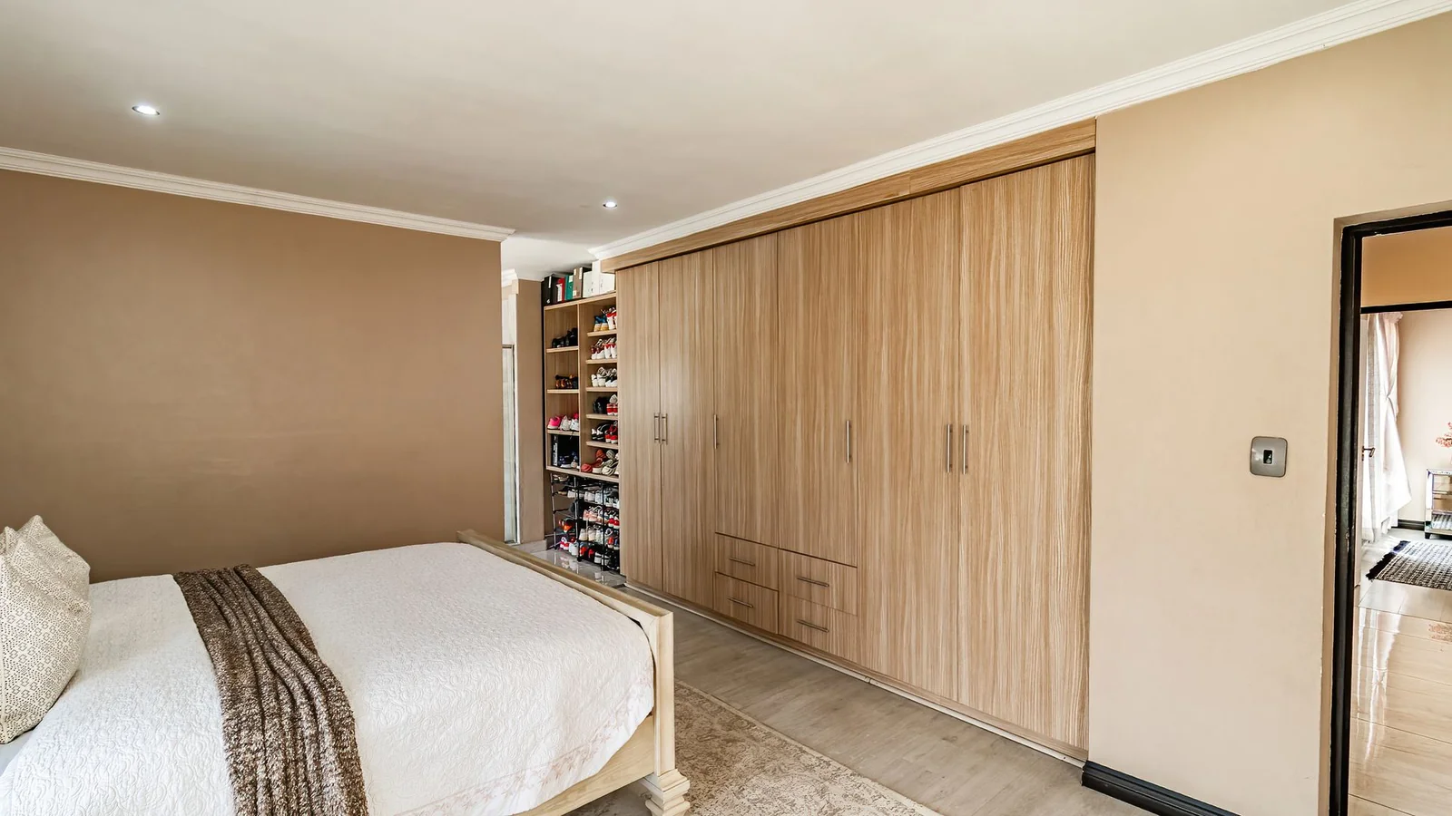 Four Bedrooms House.  3.5 Baths, Helper's Quaters. Swimming Pool