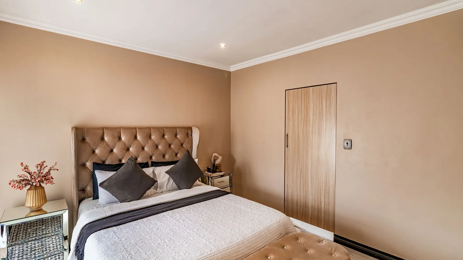 Four Bedrooms House.  3.5 Baths, Helper's Quaters. Swimming Pool