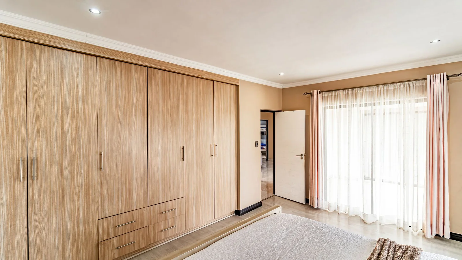 Four Bedrooms House.  3.5 Baths, Helper's Quaters. Swimming Pool