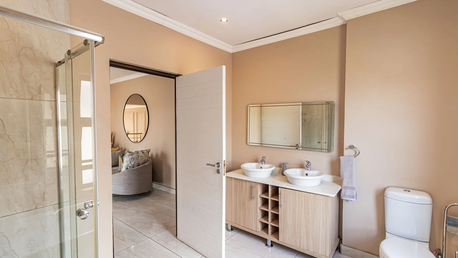 Four Bedrooms House.  3.5 Baths, Helper's Quaters. Swimming Pool