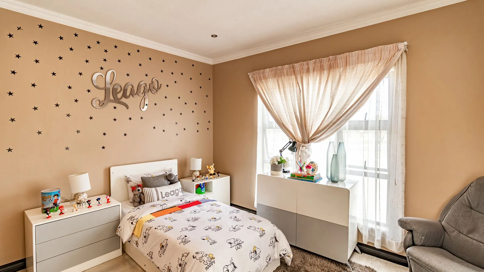 Four Bedrooms House.  3.5 Baths, Helper's Quaters. Swimming Pool