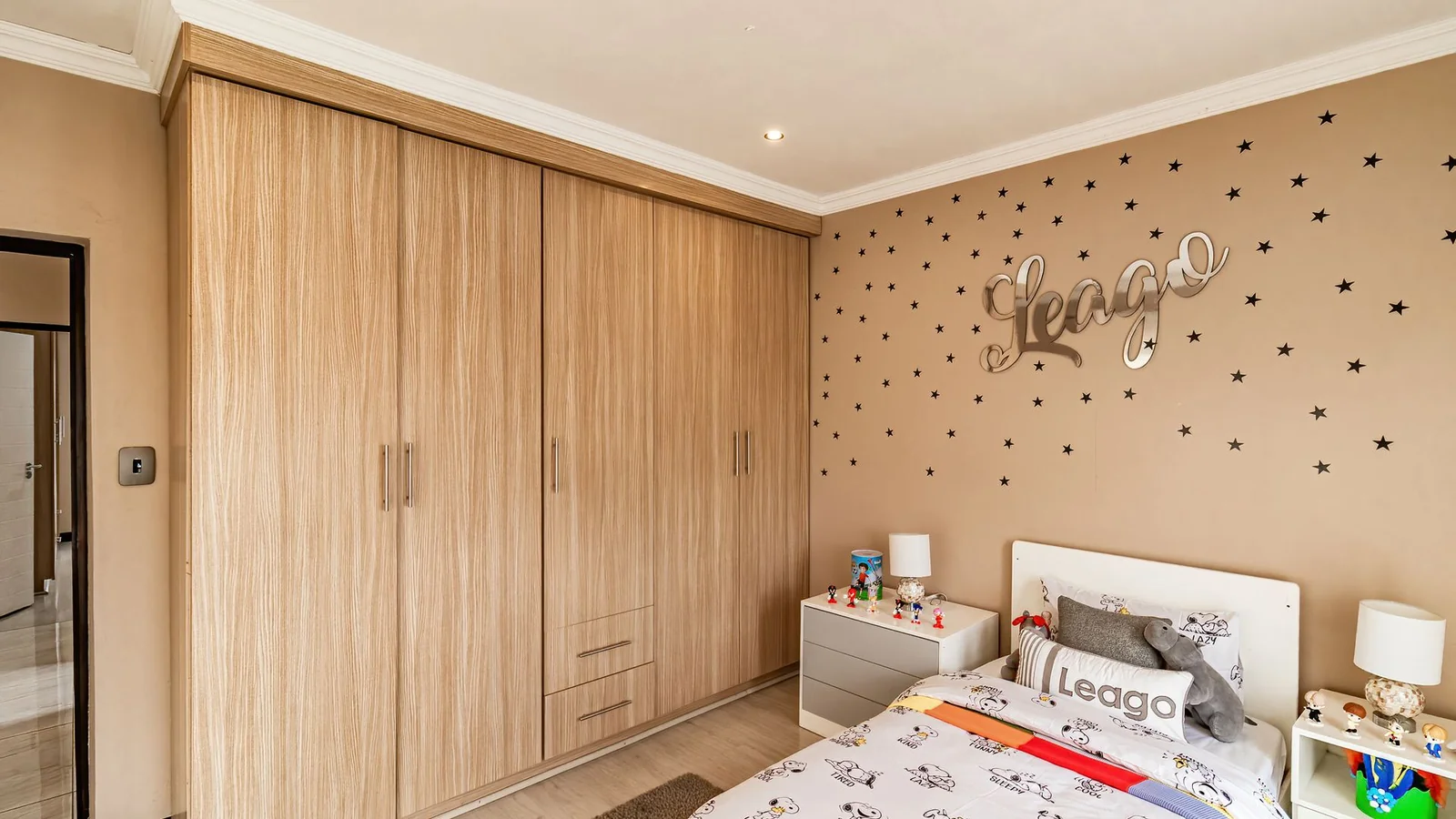 Four Bedrooms House.  3.5 Baths, Helper's Quaters. Swimming Pool