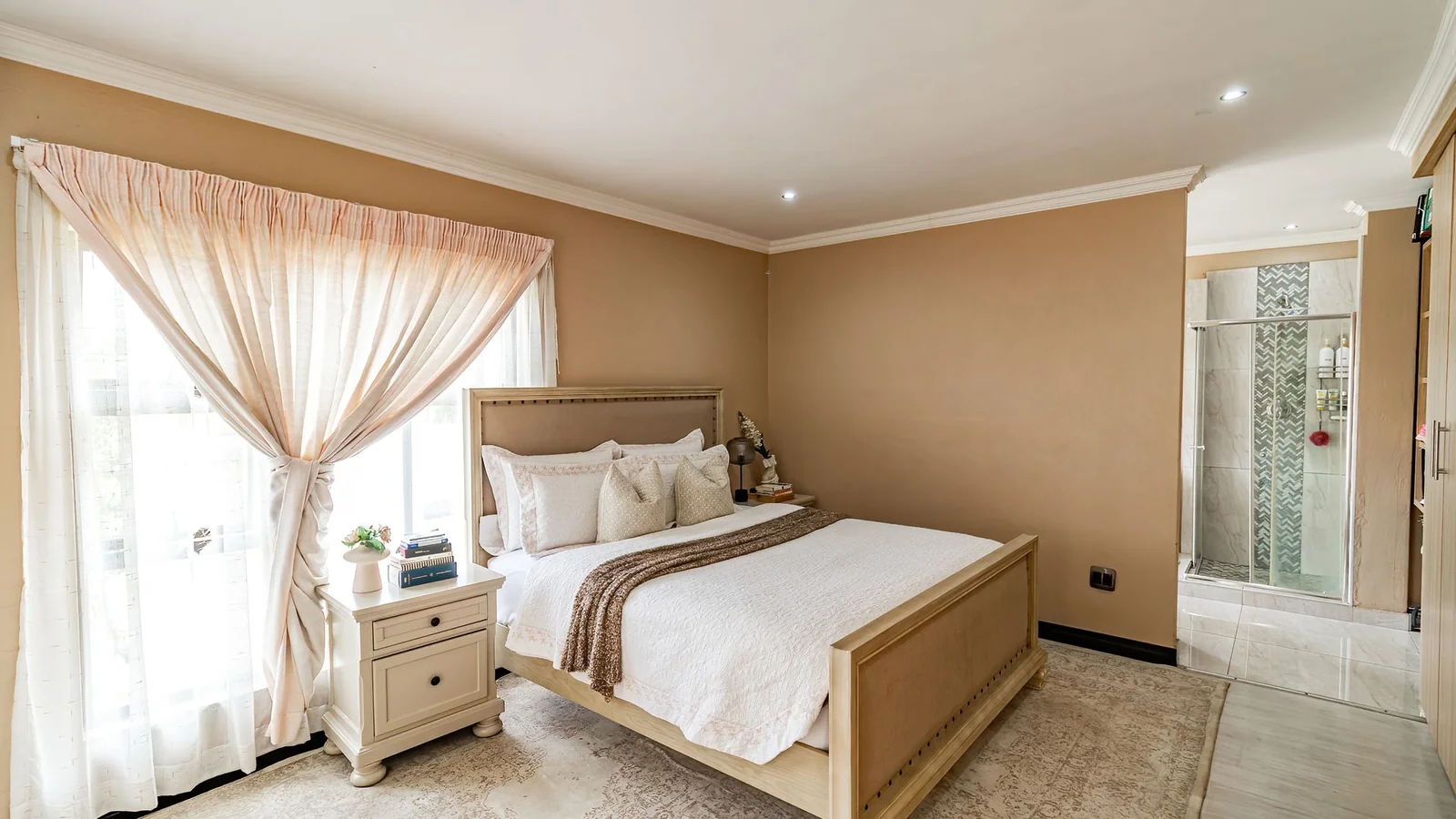 Four Bedrooms House.  3.5 Baths, Helper's Quaters. Swimming Pool