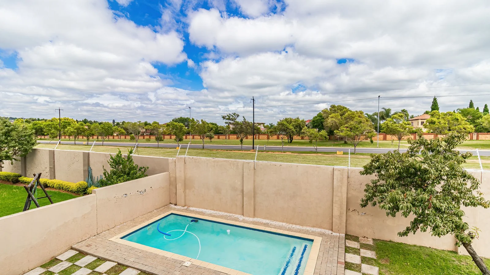 Four Bedrooms House.  3.5 Baths, Helper's Quaters. Swimming Pool